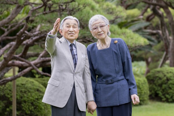 受人爱戴的日本前皇后美智子在她90岁生日的时候从腿部骨折中恢复过来