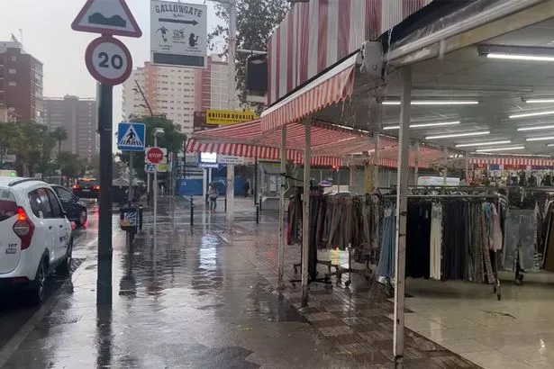 圣经中的雨水“把贝尼多姆变成了苏格兰”，道路变成了“河流”，当地人穿上了雨靴